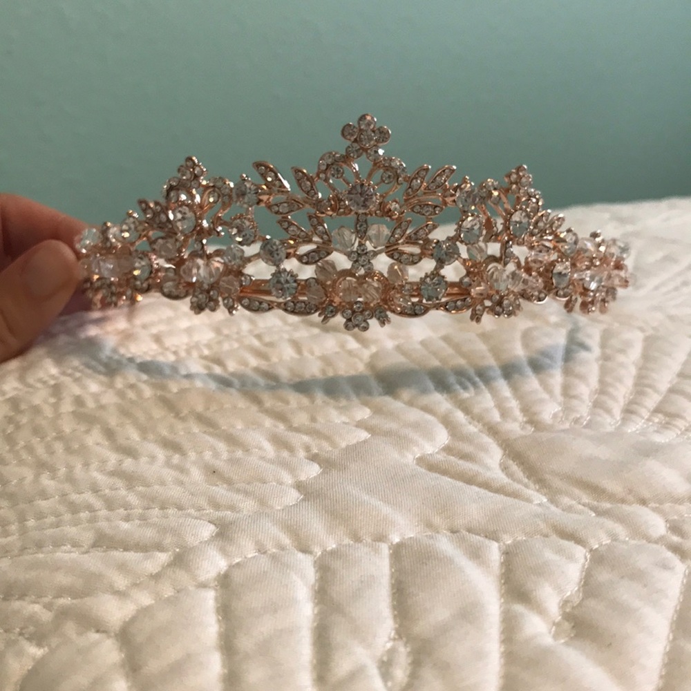 Sweet & V rose gold tiara